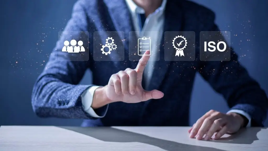 Empresario interactuando con interfaz digital para optimizar la Gestión de Sistemas ISO con soluciones de Stratic