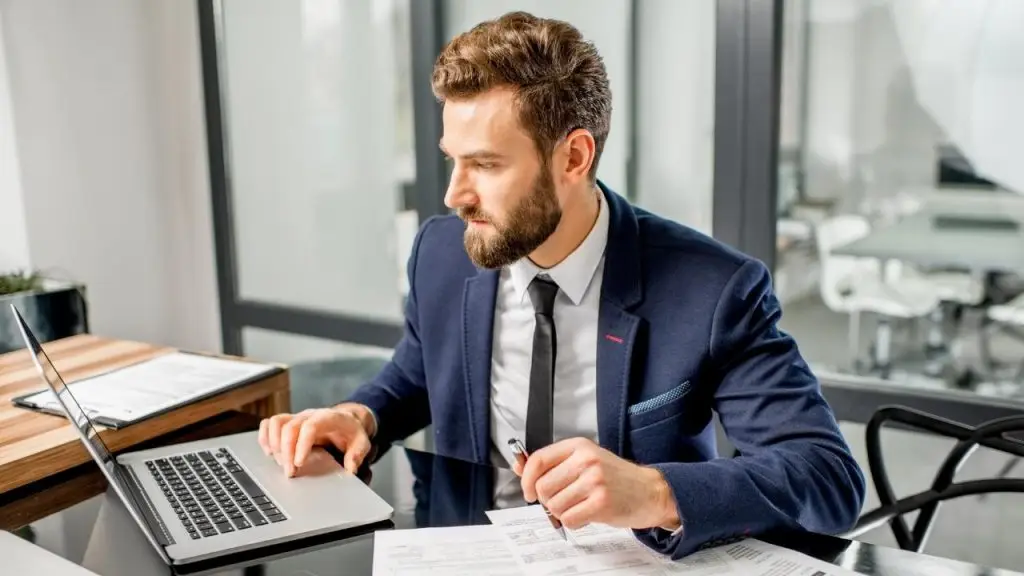 Ejecutivo de Stratic revisando documentación para mostrar cómo deducir el IVA correctamente
