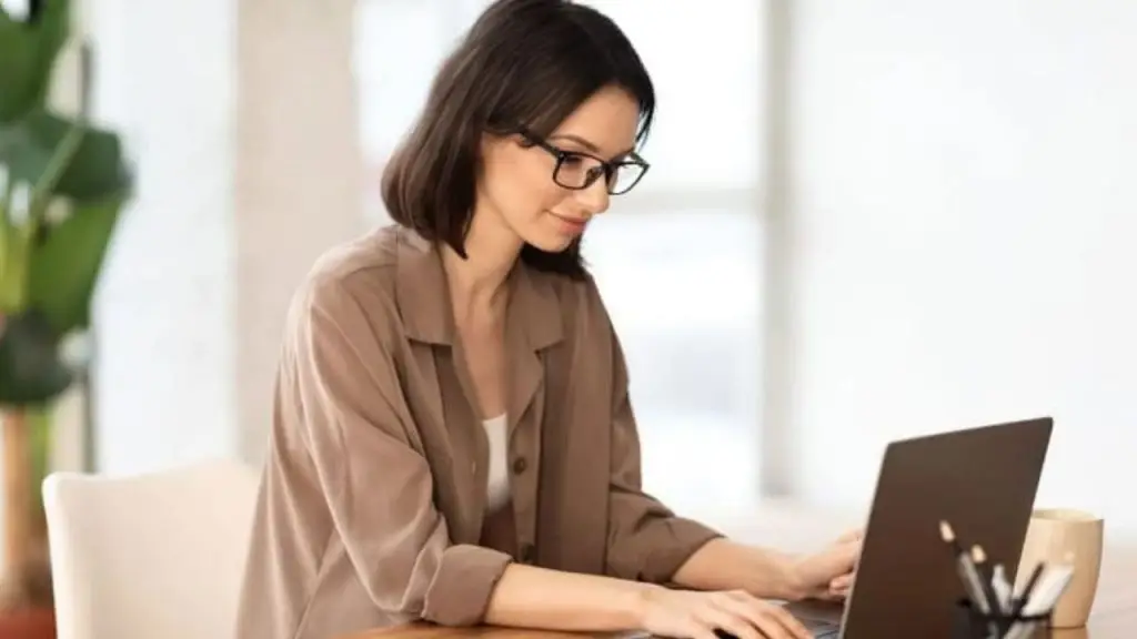 Empleada gestionando gastos de teletrabajo con herramientas digitales como las de Stratic