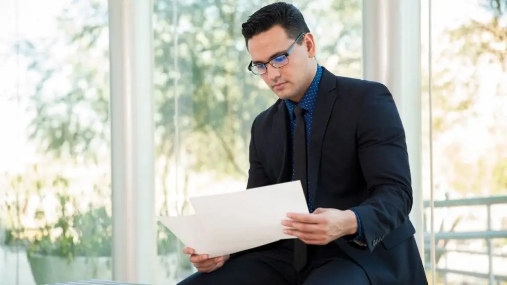 Empresario revisando documentos sobre adaptación a Verifactu con ERP certificado Stratic