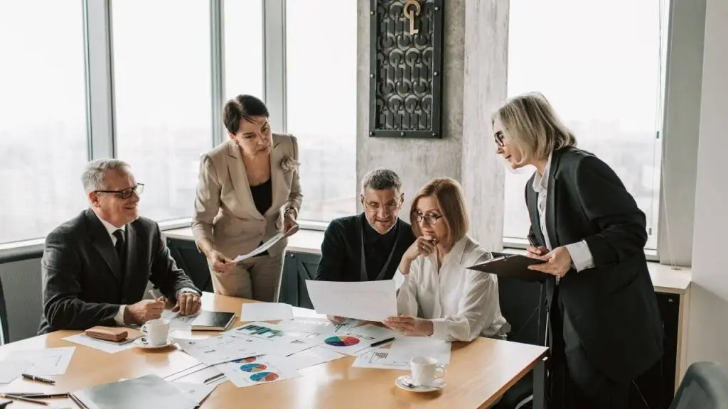 Equipo directivo revisando estrategias y beneficios de implantar AHORA 5 ERP de Stratic