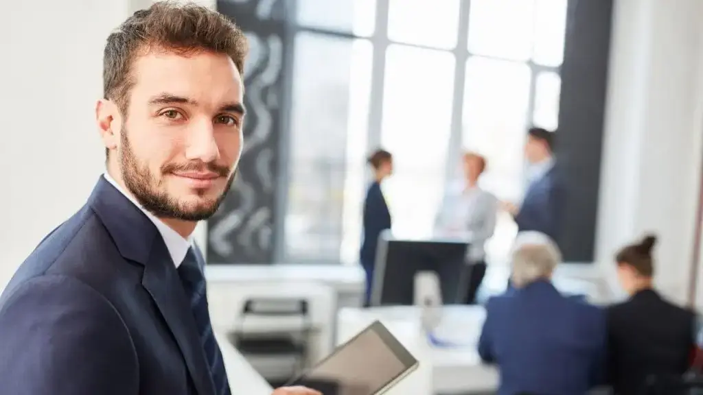 Ejecutivo evaluando la diferencia entre ERP y CRM en oficina Stratic