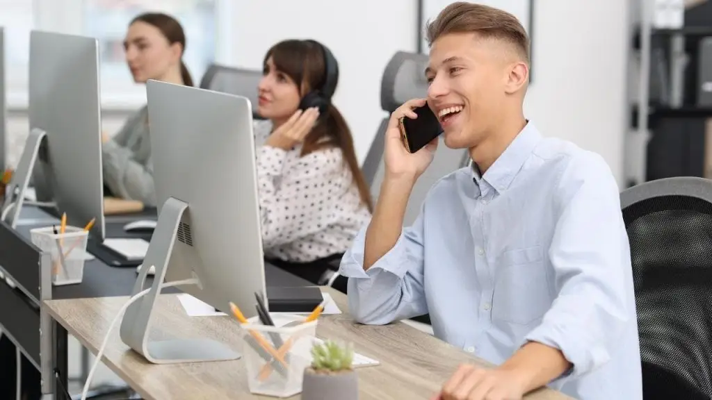 Trabajador gestionando relaciones con clientes mediante CRM AHORA en oficina