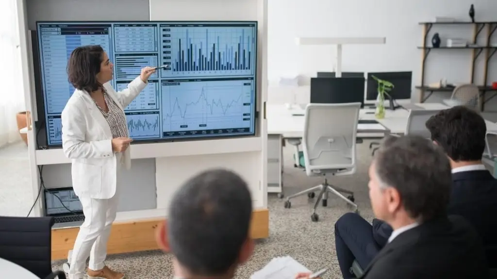 Profesional mostrando gráficos en reunión directiva para explicar qué es un ERP y cómo ayuda en la gestión empresarial con Stratic