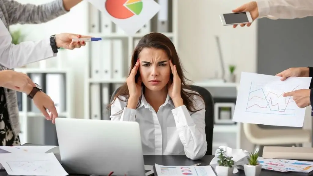 Mujer estresada en oficina, ejemplo real de señales de que necesitas un ERP según Stratic
