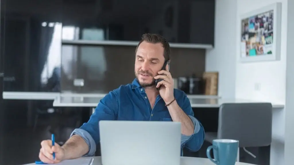Empleado usando sistemas de fichaje para empresas Stratic