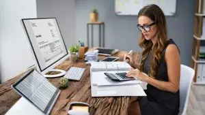 Profesional trabajando en oficina en cumplimiento normativo con un ERP implantado por Stratic