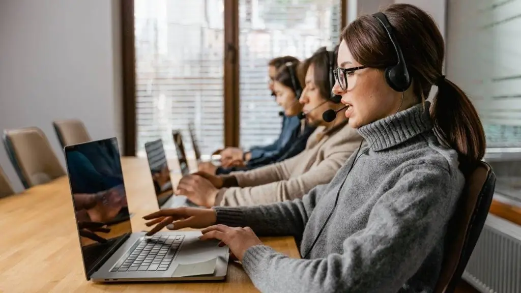 Equipo de atención al cliente durante la implementación de CRM para mejorar procesos comerciales con Stratic