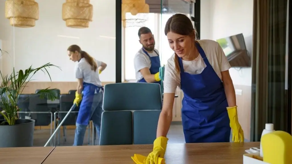 Ventajas de un ERP para Facility Services representadas con personal de limpieza en oficinas