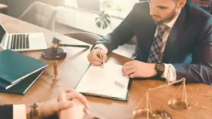 Reunión profesional para adaptar una empresa a la Ley Crea y Crece y la Ley Antifraude mediante soluciones digitales como las de Stratic