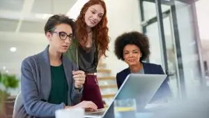 Cuánto dura la implantación de un ERP: equipo de consultoras revisando fases del proyecto en entorno colaborativo con apoyo de Stratic