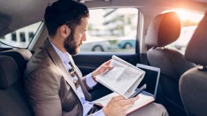 Profesional consultando informes en movilidad como parte de una política de viajes corporativos eficaz – Stratic