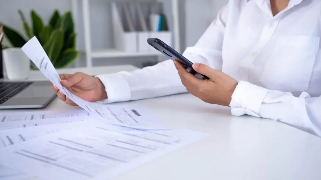 Ejemplo visual de qué es OCR: escaneo de documentos con móvil para digitalización automática en empresas con tecnología Stratic