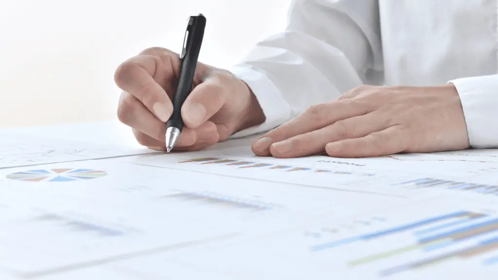 Persona analizando gráficos de gestión documental digital en ERP, solución ofrecida por Stratic