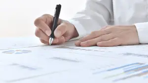 Persona analizando gráficos de gestión documental digital en ERP, solución ofrecida por Stratic