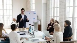 Equipo de trabajo en reunión sobre estrategias que un líder TI debe saber para impulsar la transformación digital y la eficiencia empresarial