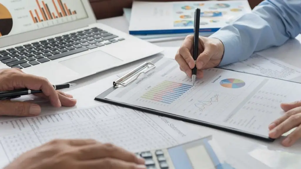 Profesionales analizando informes para acceder a ayudas Digitaliza empresas con el respaldo de Stratic