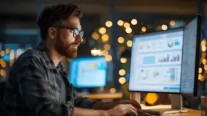 Cómo implementar un ERP: profesional analizando datos en pantalla para optimizar procesos empresariales con tecnología Stratic